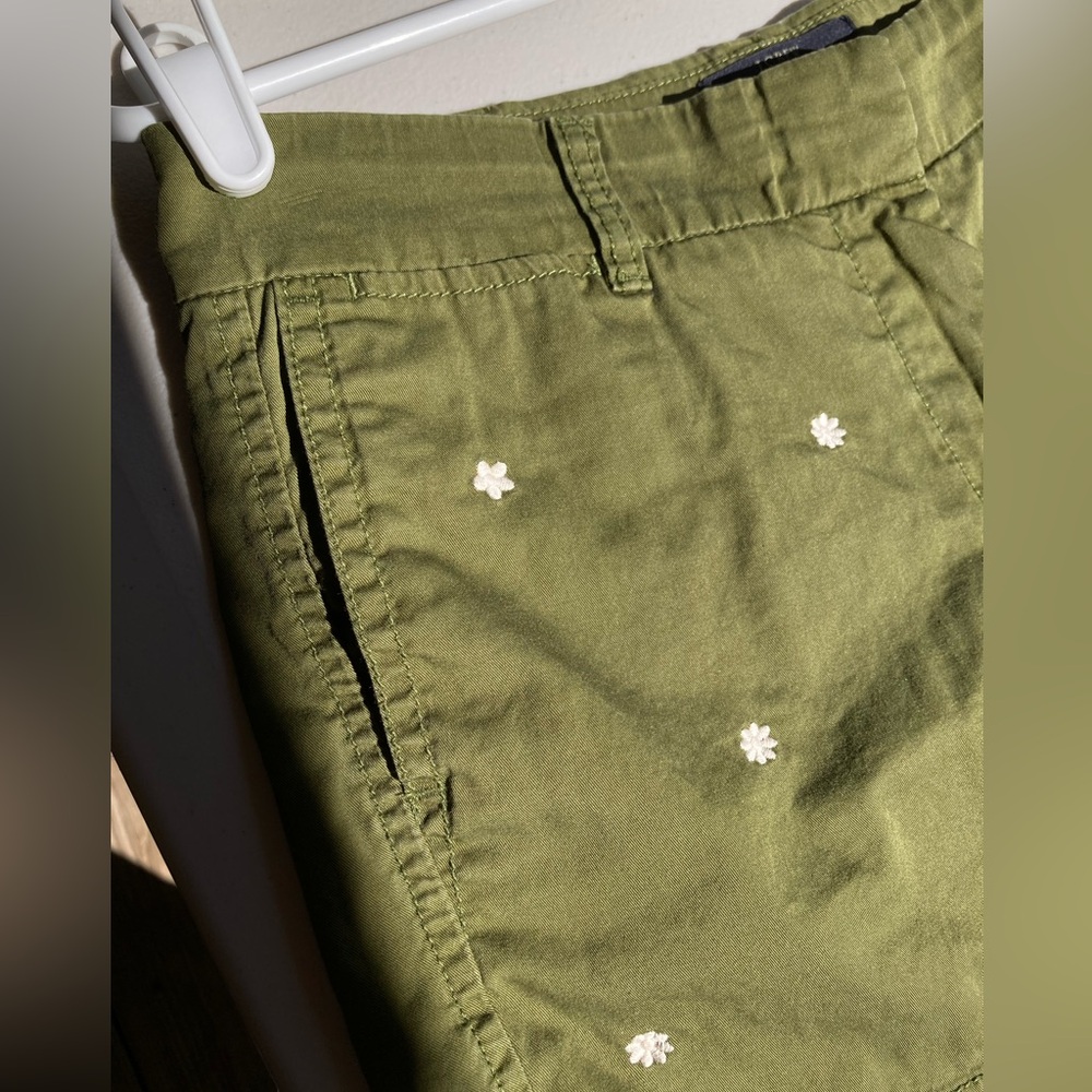 J Crew Green Chinos White Embroidered Flowers All Over Daisy Cotton Shorts - Picture 10 of 17